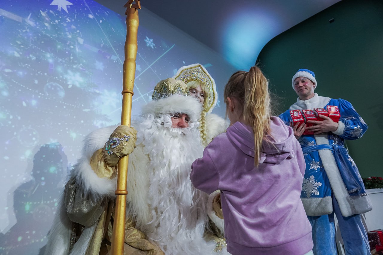 Для детей участников СВО провели новогоднее шоу в Доме народного единства