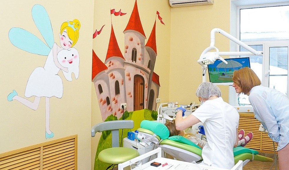 Врач-стоматолог перечислила наиболее вредные сладости, которые не следует дарить детям на Новый год