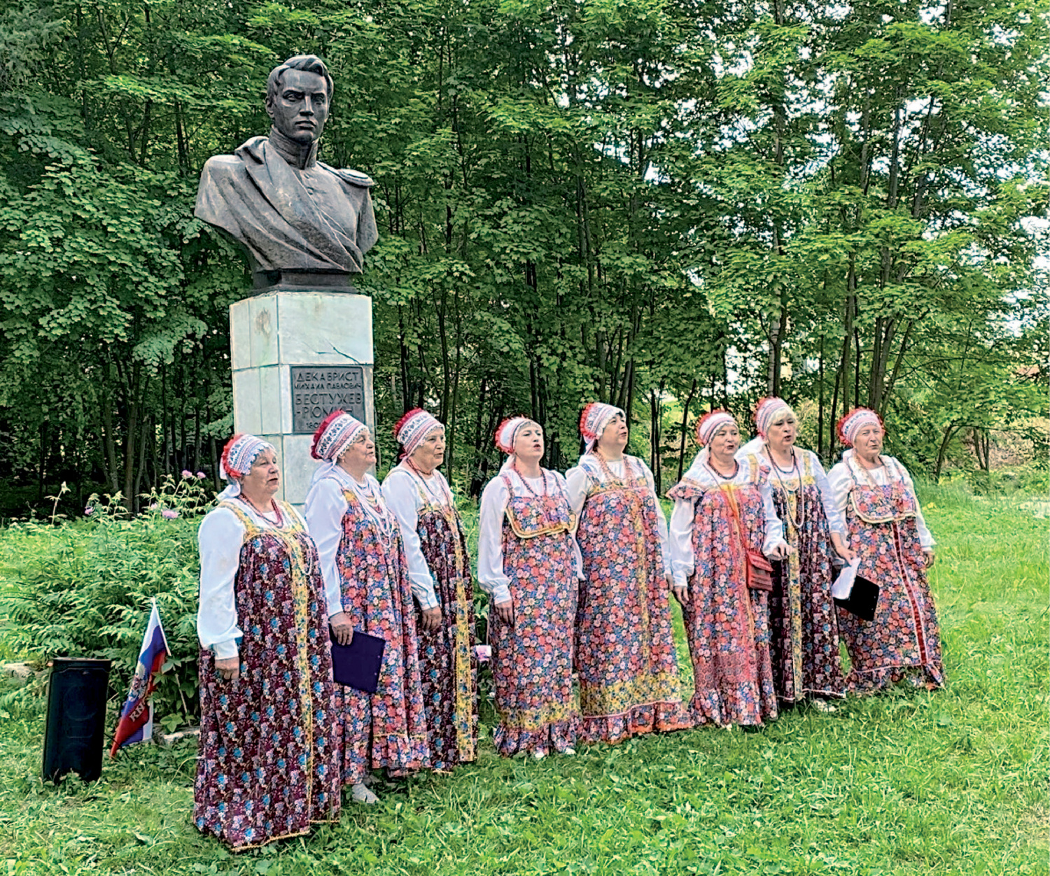 У бюста прославленного земляка