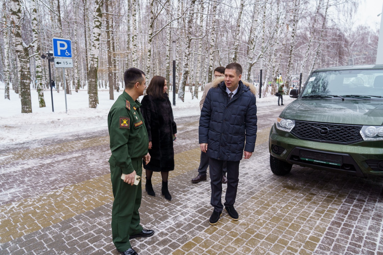 Андрей Гнеушев передал автомобиль-внедорожник с гуманитарной помощью Герою России Виталию Антонову