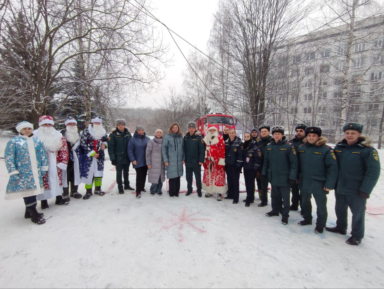 Альпинисты МЧС в роли Дедов Морозов поздравили юных пациентов Нижегородской областной детской клинической больницы с Новым годом