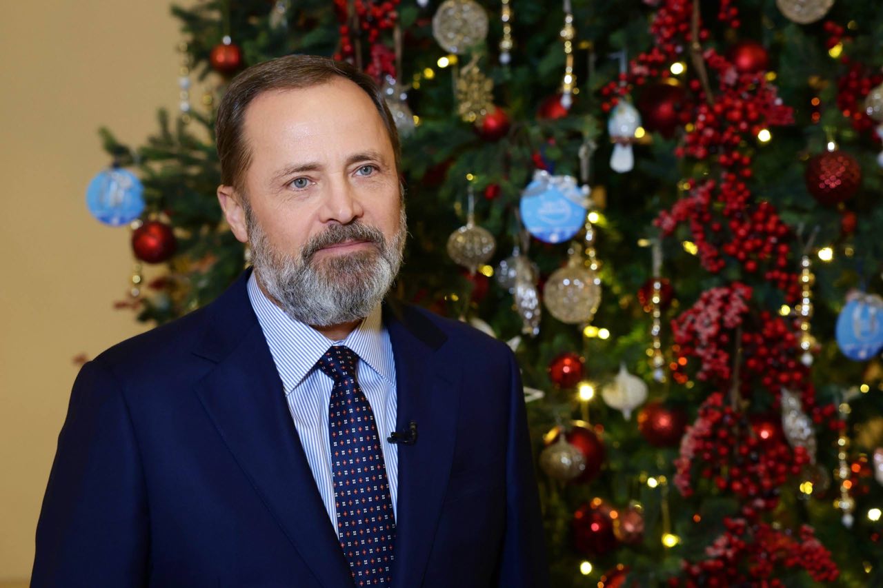 Дорогие жители Приволжского федерального округа, поздравляю вас с наступающим Новым годом и Рождеством!