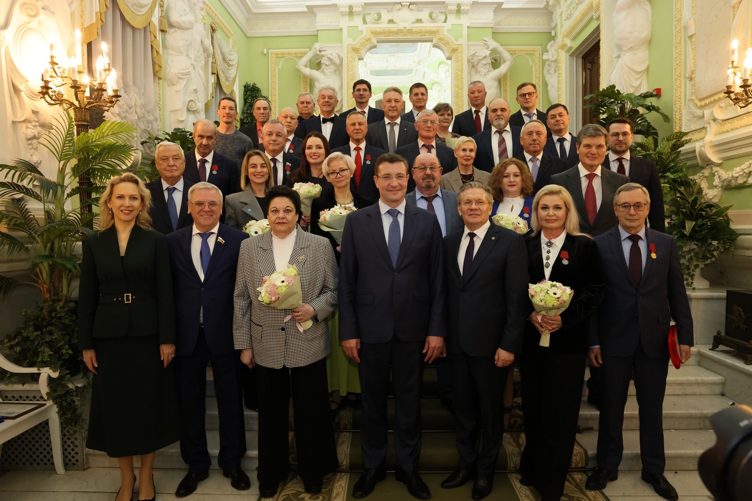 Вручение государственных наград за заслуги перед регионом, поощрение муниципалитетов за демографические показатели, встреча губернатора с Денисом Мантуровым и другие итоги недели