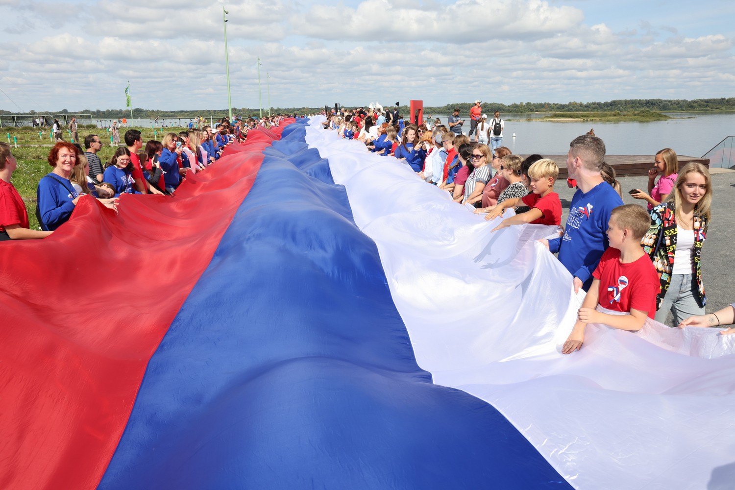 100-метровый триколор развернули в Нижнем Новгороде в День государственного флага