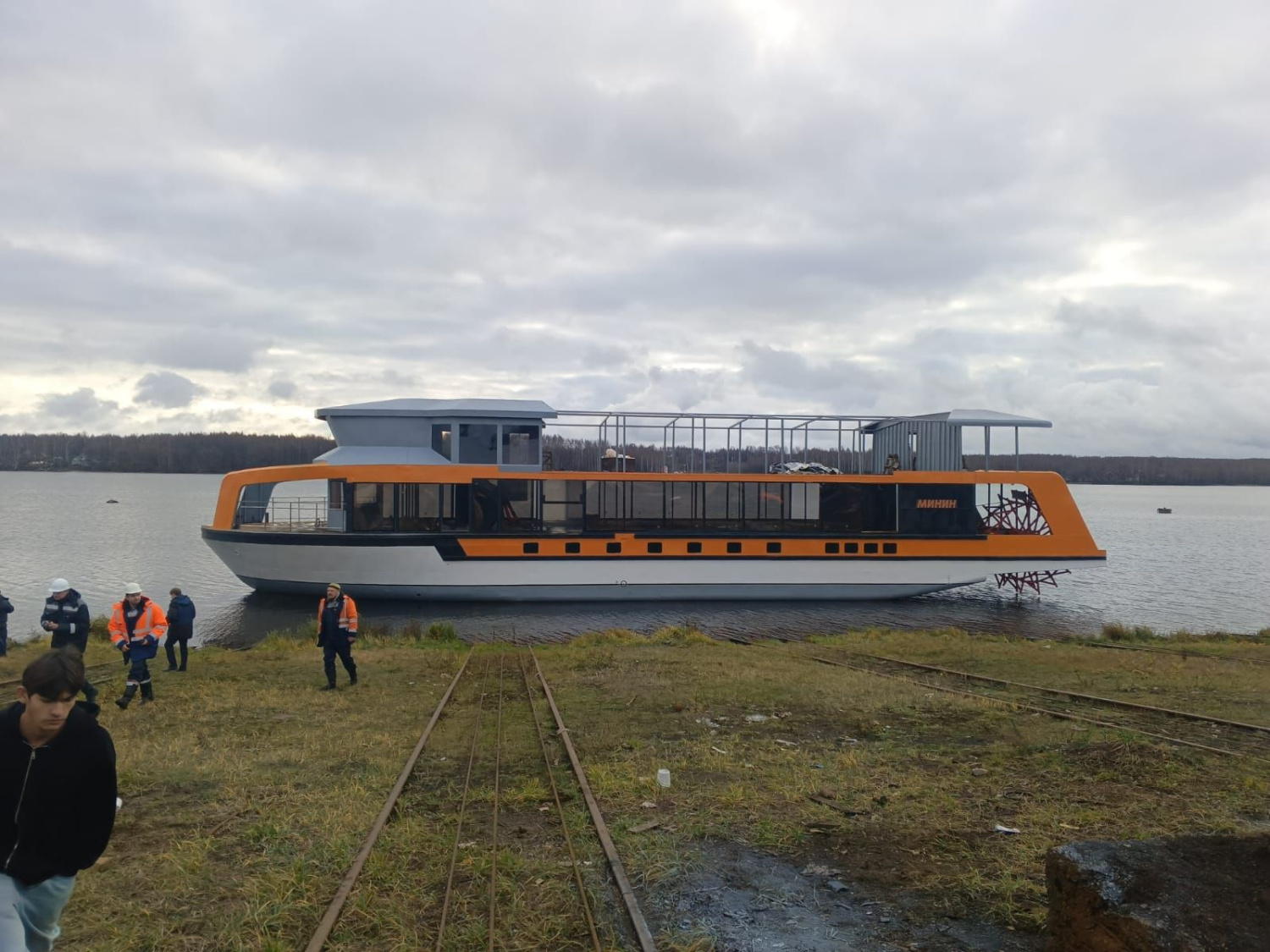 Первое речное электрическое колесное судно «Минин» спущено на воду в Чкаловске