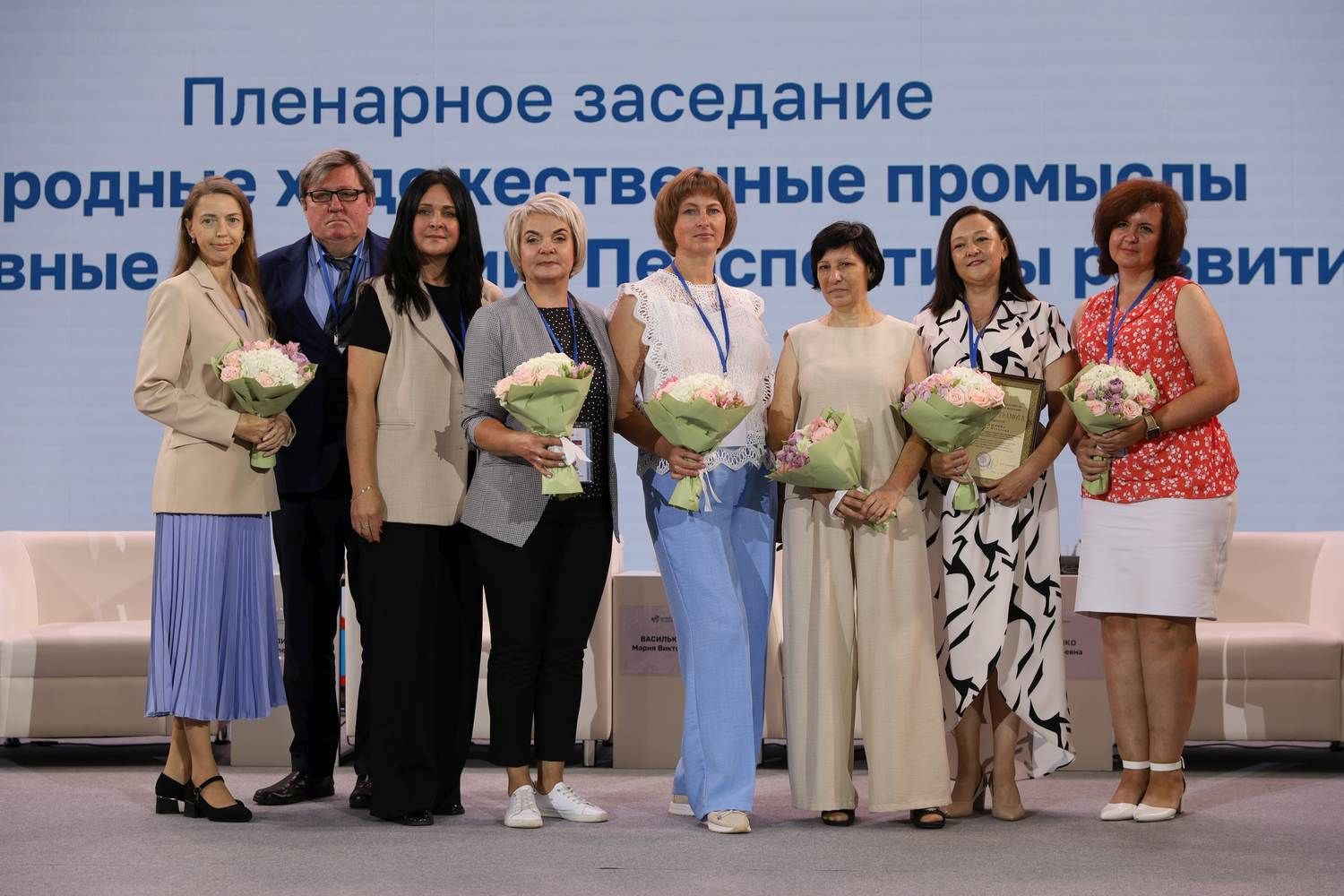 Нижегородцев, развивающих отрасль народных художественных промыслов, отметили наградами Минпромторга России и региона 